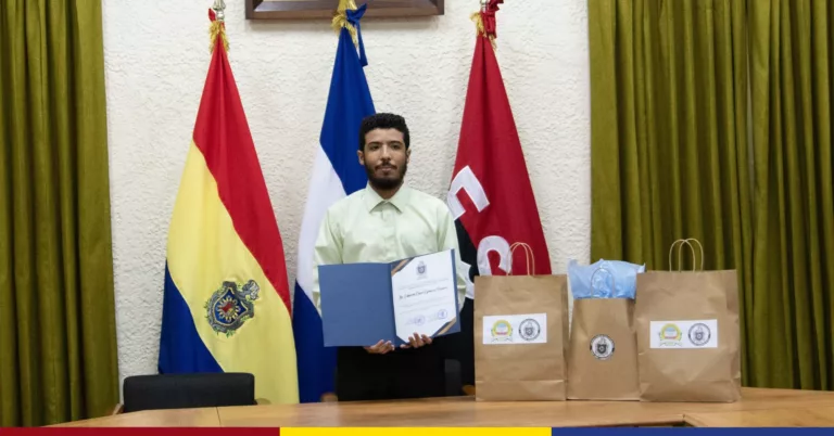 Estudiante de UNAN León recibe galardón de Excelencia Académica “Rubén Darío”