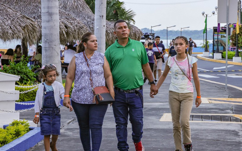 Familias disfrutan de atractivos turístico