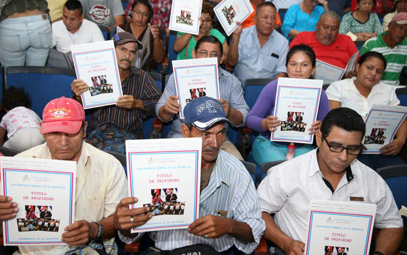Familias reciben títulos de propiedad