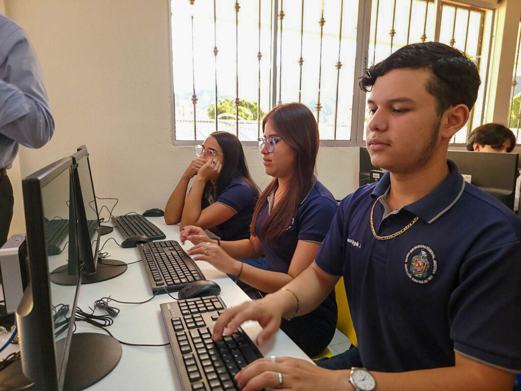 Reinauguracion Laboratorio TIC CUR Jinotega UNAN-León (7)