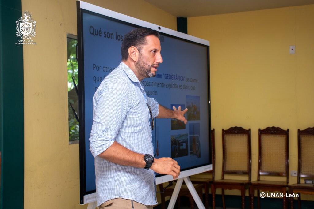 Cro. Kervy Artola en taller de herramientas SIG