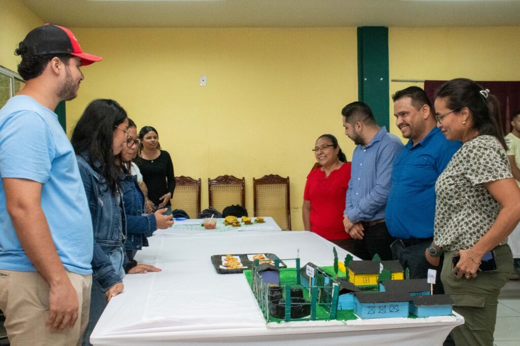 UNAN-León realiza Feria de Reciclaje (14)