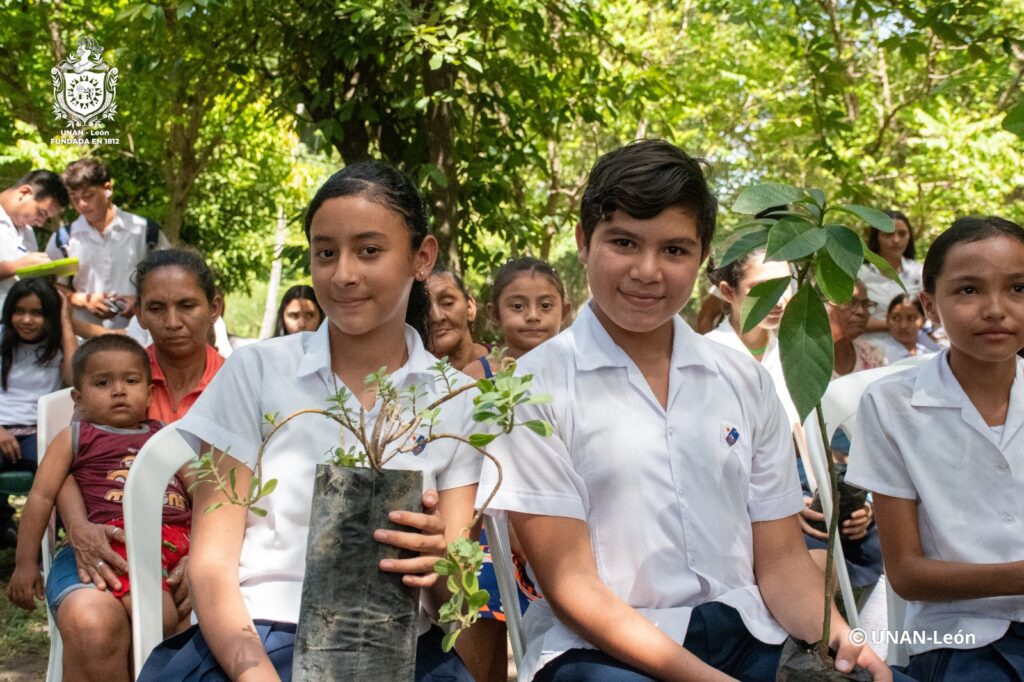 UNAN-León desarrolla Entregas de plantas (7)
