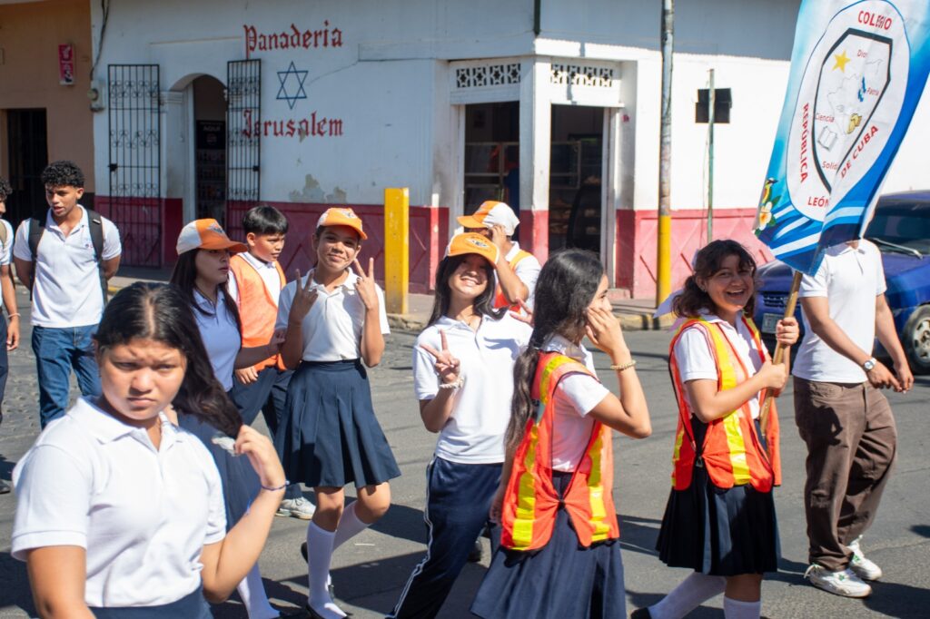 UNAN-León se suma a la Caminata de Educación y Seguridad vial “Salva tu Vida” (4)