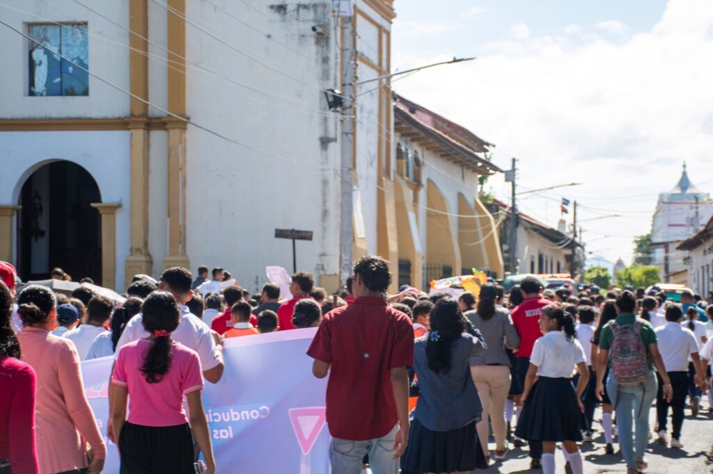 UNAN-León se suma a la Caminata de Educación y Seguridad vial “Salva tu Vida” (7)