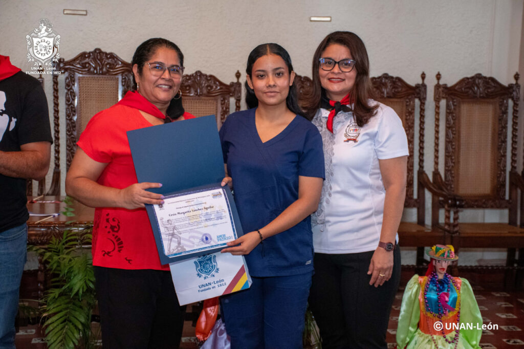 Entrega de reconocimientos todos san jacinto excelencia academica unan leon (1)