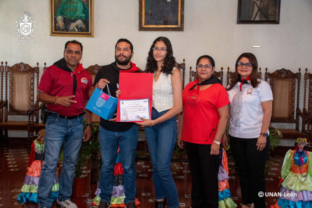 Entrega de reconocimientos todos san jacinto excelencia academica unan leon (12)