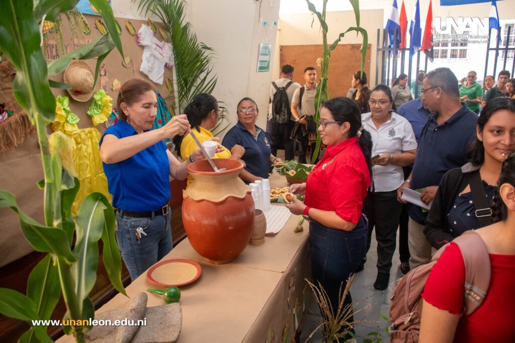 UNAN-León realizó Feria Gastronómica de comidas Típicas en conmemoración del Día de la Resistencia Indígena, Negra y Popular (7)