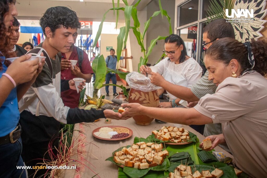 UNAN-León realizó Feria Gastronómica de comidas Típicas en conmemoración del Día de la Resistencia Indígena, Negra y Popular (8)