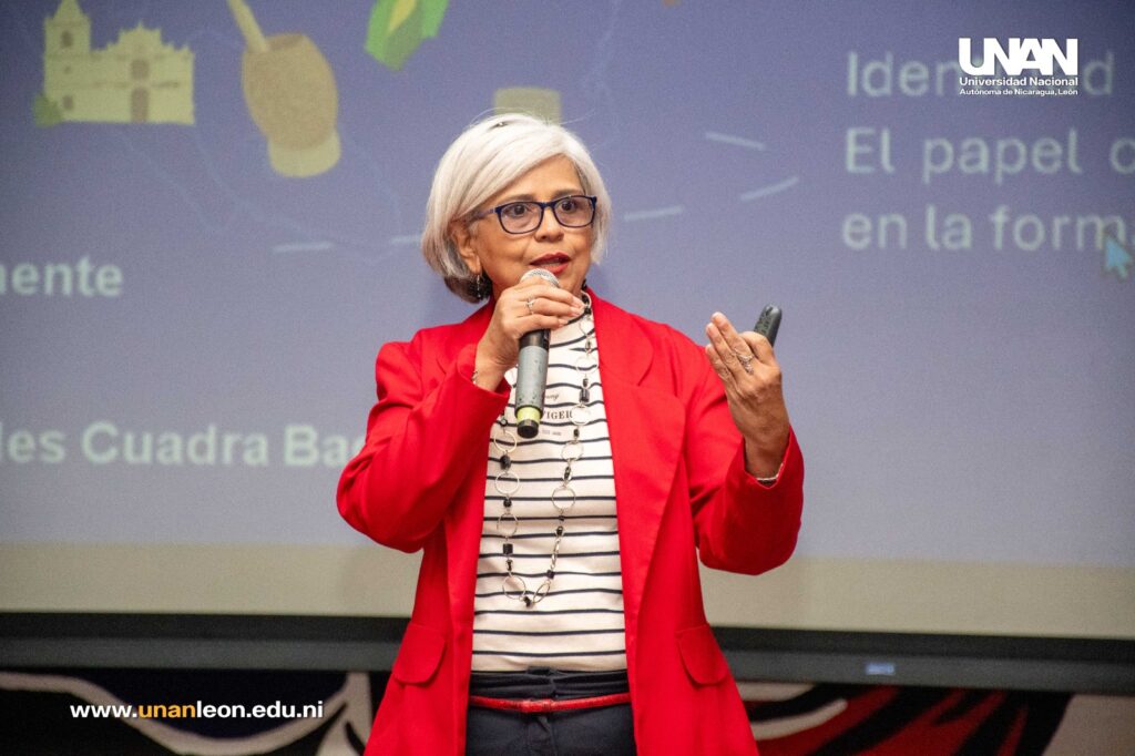 la Cra. Dora Cuadra, directora general de Planificación del MINED.