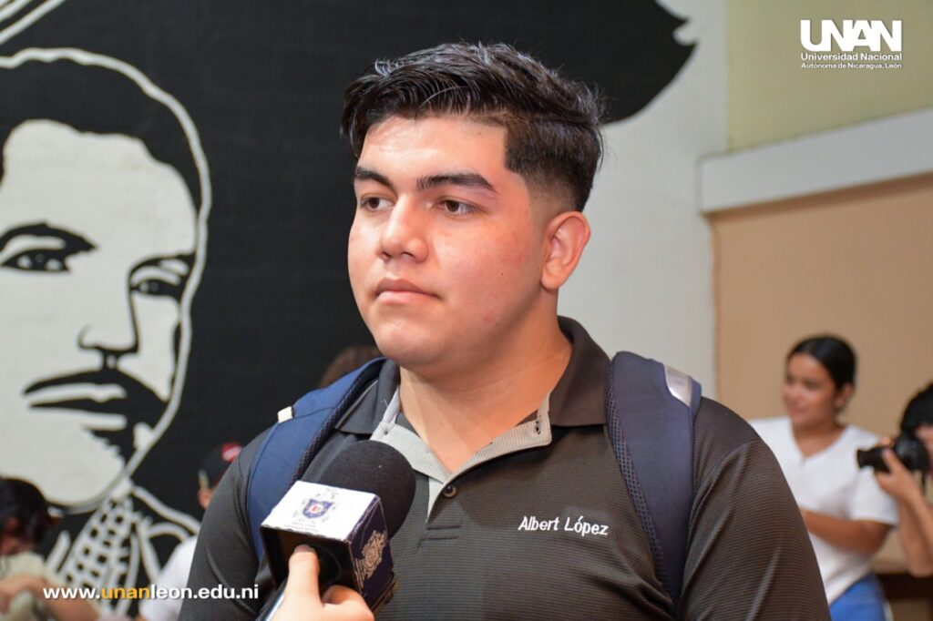 Entrega de Becas UNAN-León