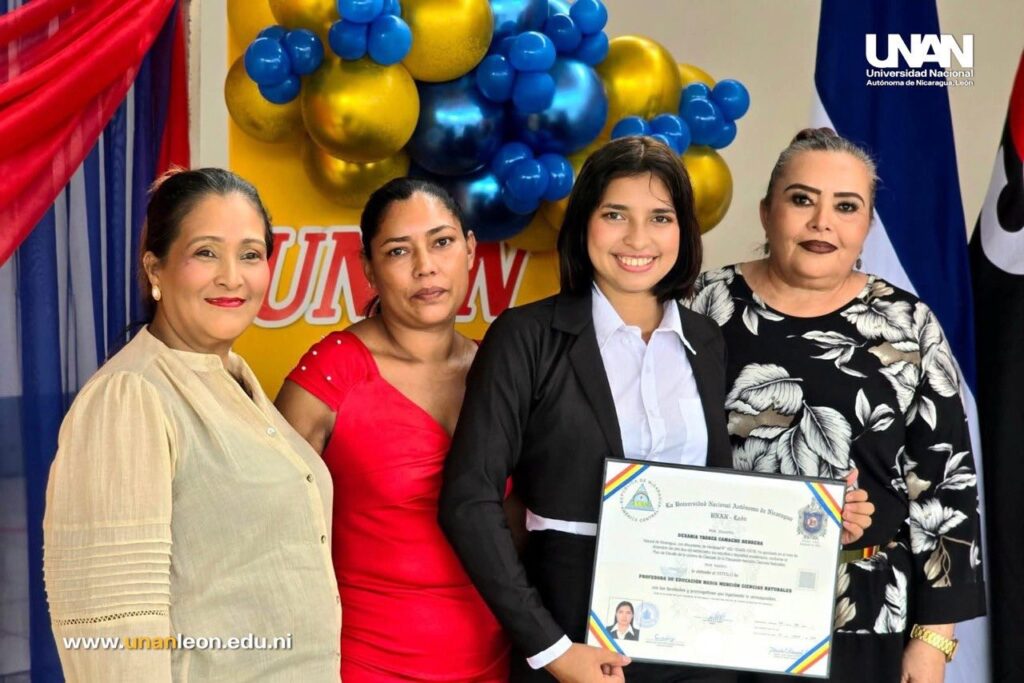 Protagonista en entrega de sus Títulos universitarios