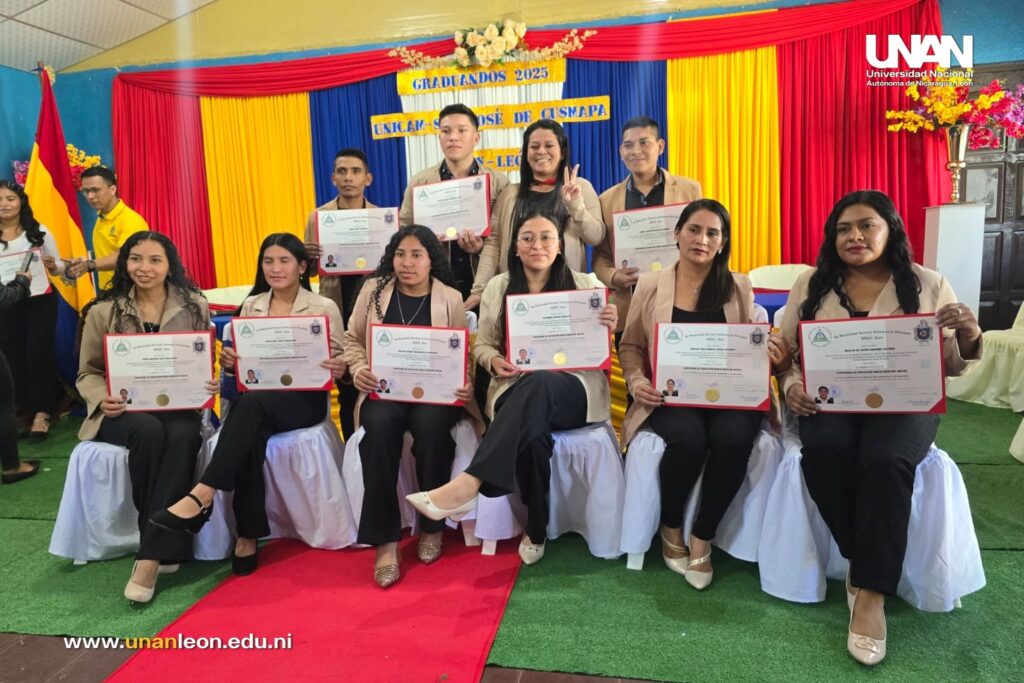 Protagonista Recibiendo su Titulo universitarios