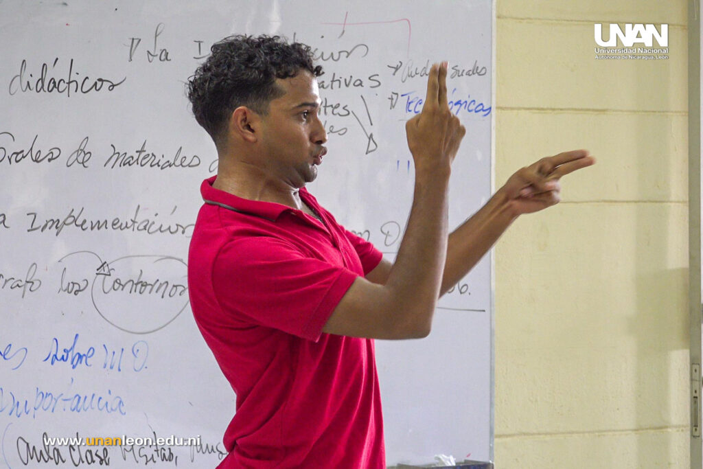 Maynor Paiz exponiendo en aula de clases