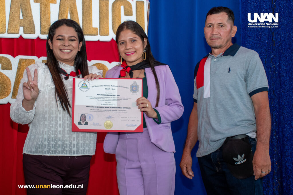 Meyling Martínez recibiendo su título universitario