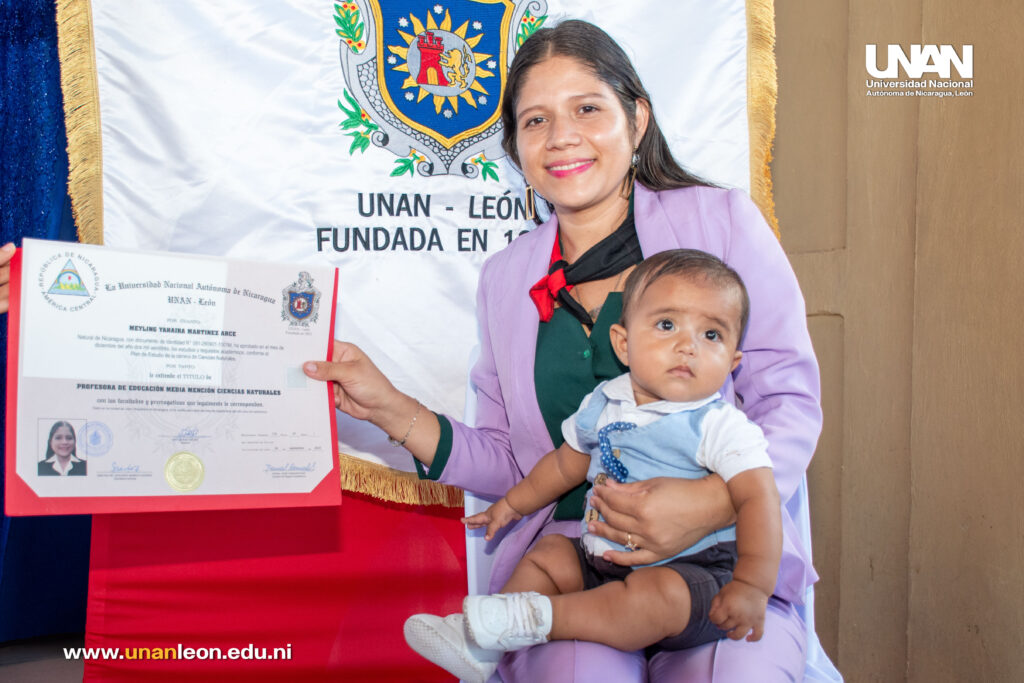 Meyling Martínez junto a su bebé en ceremonia de graduación