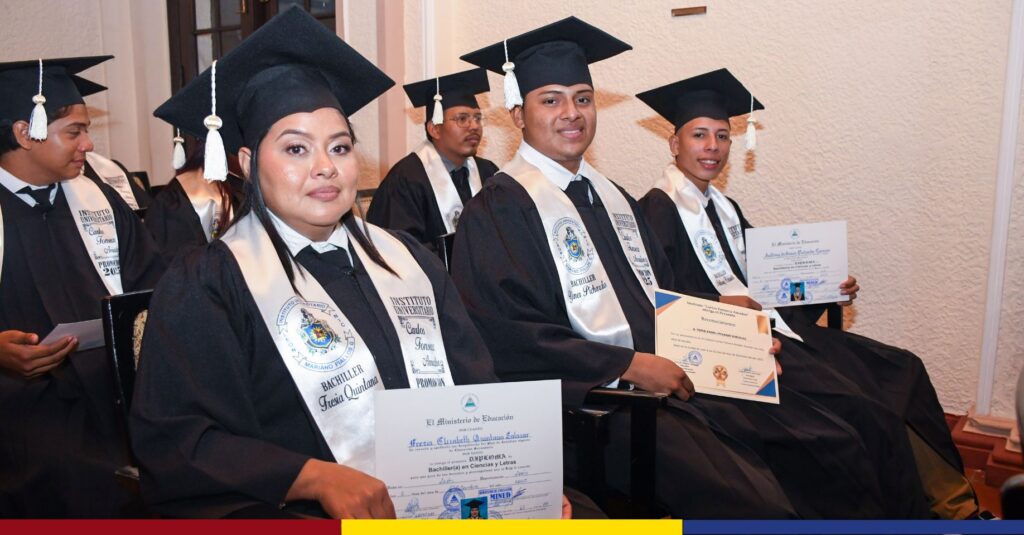 UNAN-León celebra Graduación de Bachilleres del Instituto Nocturno Carlos Fonseca Amador