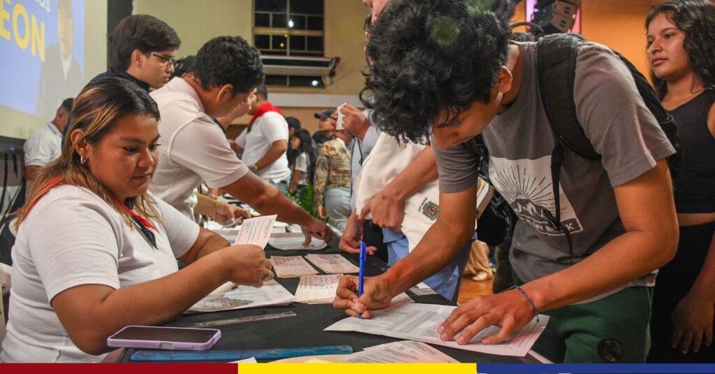 Jóvenes protagonistas de la UNAN-León reciben Becas Universitarias para el Pueblo