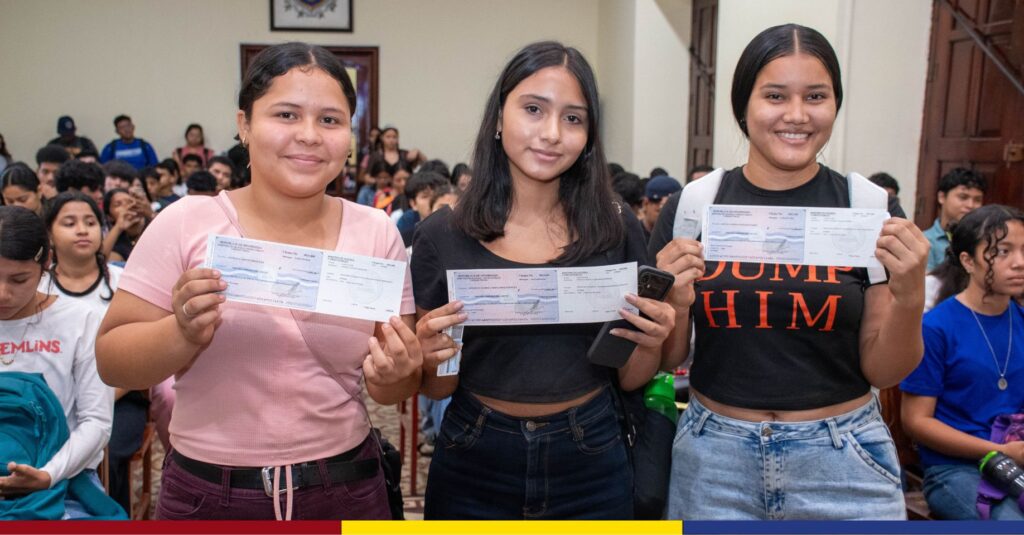 Juventud protagonista recibe Becas Universitarias Pueblo Presidente en la UNAN-León