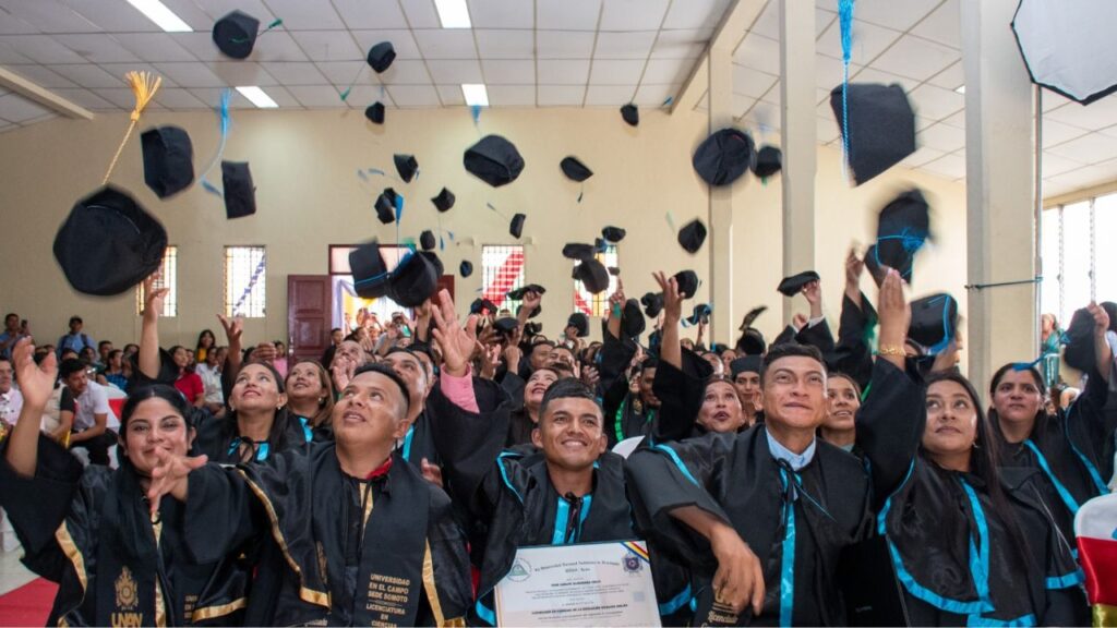 UNAN-León entrega títulos universitarios a 91 nuevos profesionales del Programa Universidad en el Campo UNICAM